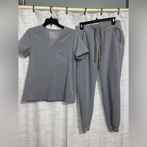 Women’s Figs size small set